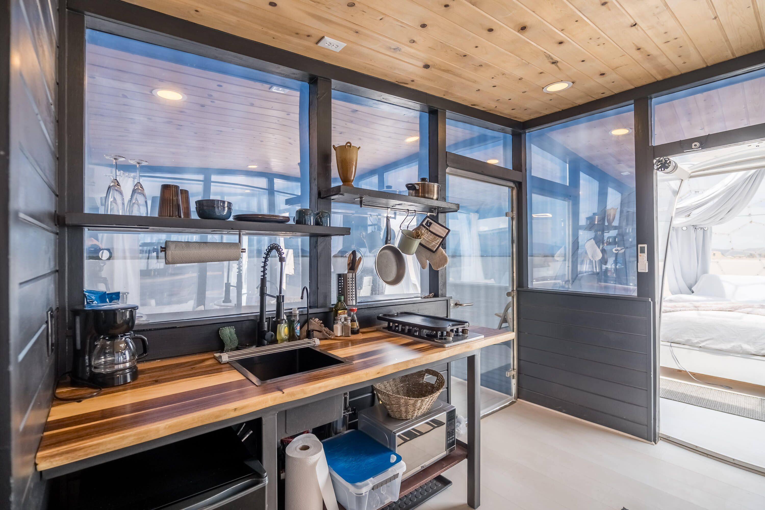 Kühlschrank, Mikrowelle, Herdplatte, Wasserkocher mit Kaffee-/Teezubehör