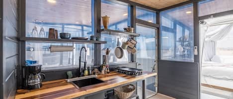 Réfrigérateur, four à micro-ondes, surface de cuisson, cafetière-théière