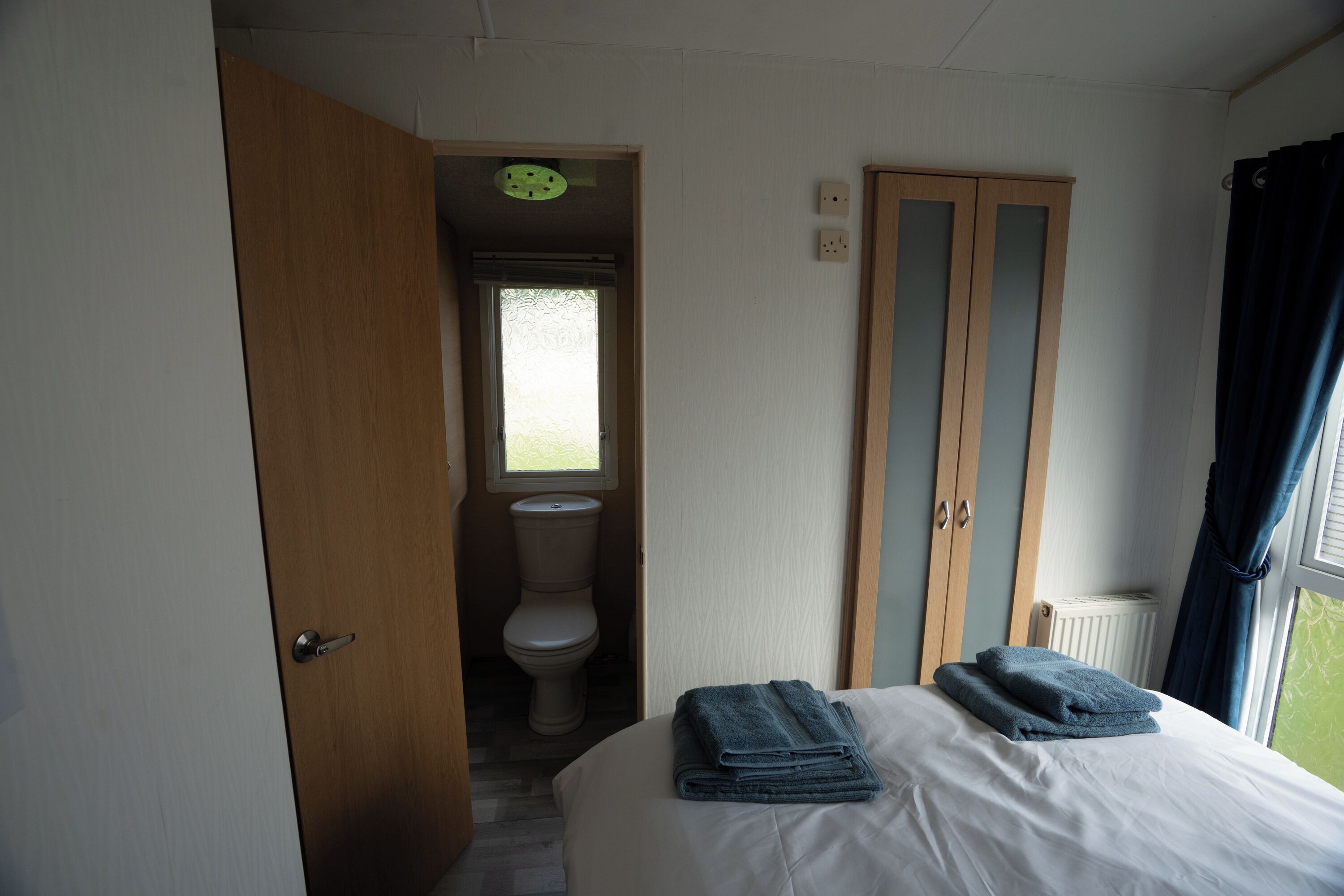 Een strijkplank/strijkijzer, wifi, beddengoed