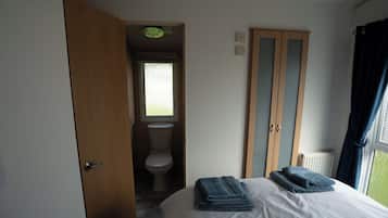 Een strijkplank/strijkijzer, wifi, beddengoed