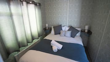 Een strijkplank/strijkijzer, wifi, beddengoed