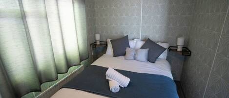 Iron/ironing board, WiFi, bed sheets