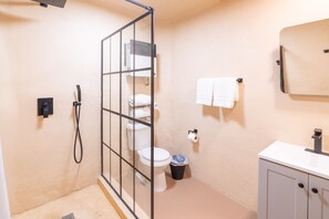 Dusche, Haartrockner, Handtücher