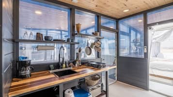 Kühlschrank, Mikrowelle, Herdplatte, Wasserkocher mit Kaffee-/Teezubehör