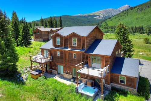 NEW Bluebird Views, 5mi to Breck, Hot Tub, Quiet Neighborhood!
