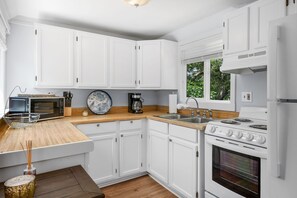 Kühlschrank, Mikrowelle, Ofen, Wasserkocher mit Kaffee-/Teezubehör