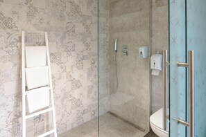 Shower, hair dryer, towels, soap - Jooz apartment in Bled (Radovljica)