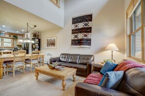 Smart-tv, een open haard en een dvd-speler