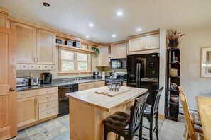 Fridge, microwave, oven, stovetop - Nestled between Deer Valley & Main Street Park City (Park City)