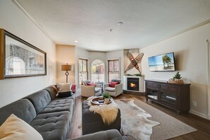 Smart TV, fireplace
