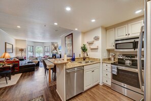 Fridge, microwave, oven, stovetop - Top Floor 2BD Town Lift Main Street Park City (Park City)