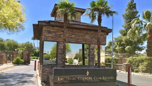 Una entrada de pedra i vidre amb un rètol que diu "Las Vegas Country Club Estates".