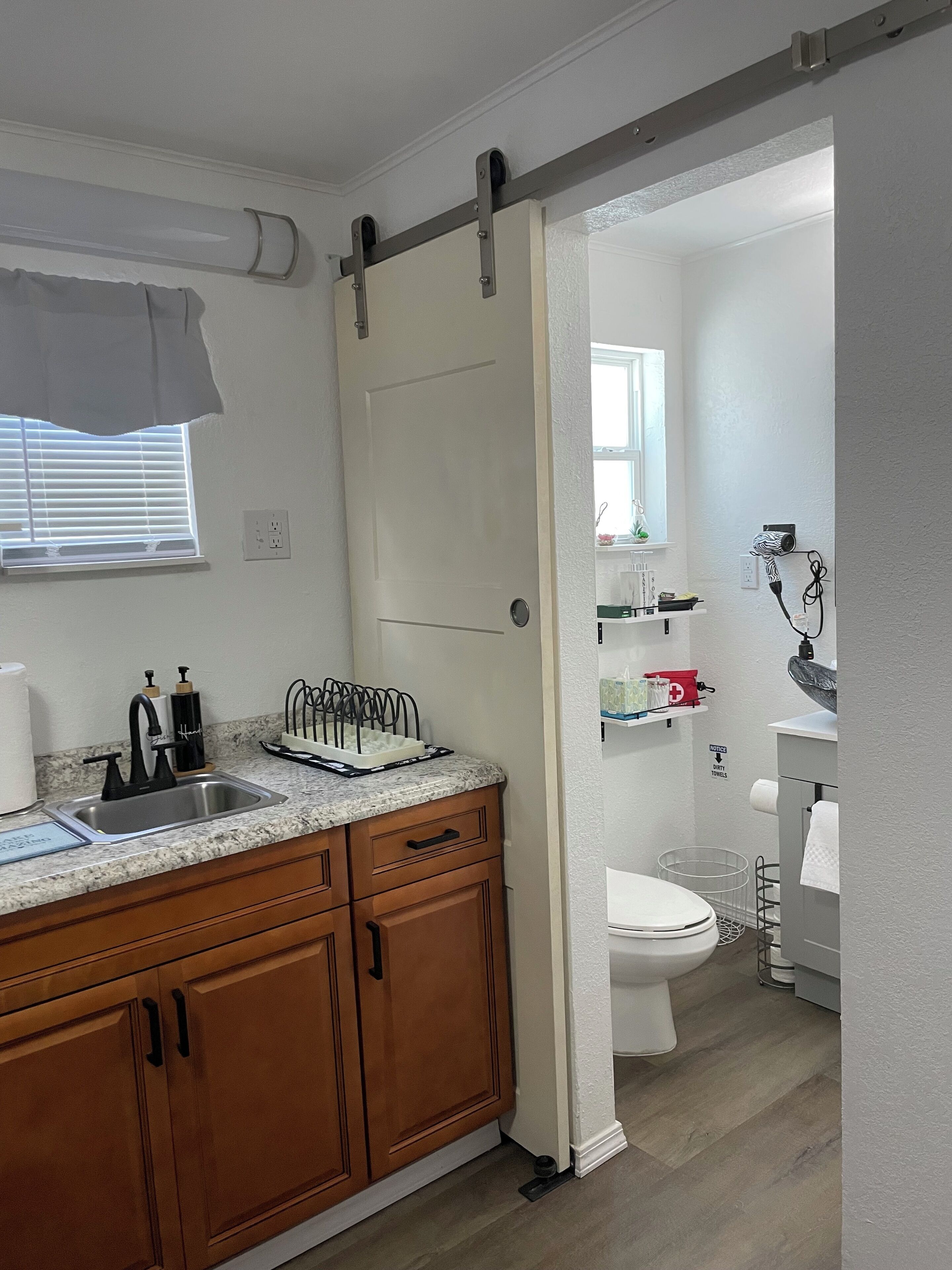 Sèche-cheveux, bidet, serviettes fournies, savon