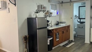 Una cucina moderna con frigorifero, mobili in legno e lavello.