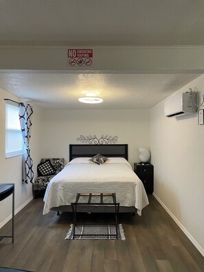 1 slaapkamer, een strijkplank/strijkijzer, wifi, beddengoed