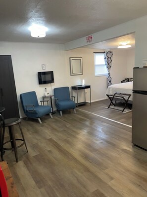 1 bedroom, iron/ironing board, WiFi, bed sheets - Tiny Paradise  (Winter Haven)