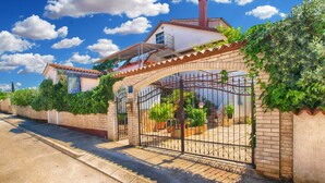 A residential house with a gated entrance, a brick wall, and a tiled roof. - Apartment 1362/116992 (Istria - Peroj), 500m from the beach (Peroj)
