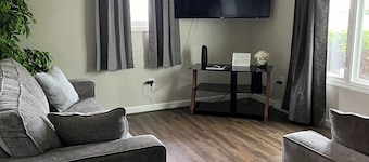 Charming 2-bedroom duplex in the heart of Titletown - 7 min walk to Lambeau