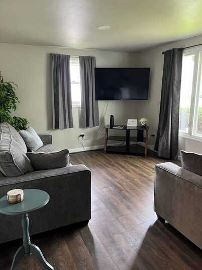Charming 2-bedroom duplex in the heart of Titletown - 7 min walk to Lambeau