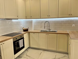 Kjøleskap, ovn, kokeplater og oppvaskmaskin