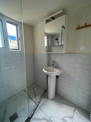 Douche, serviettes fournies, savon, papier toilette