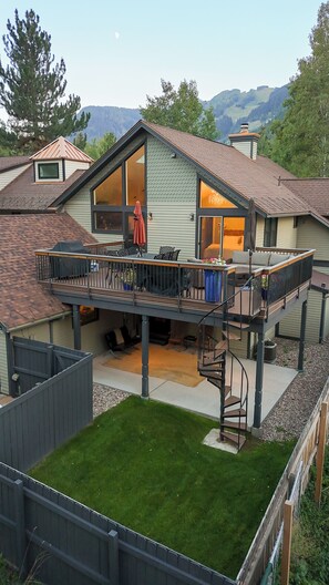 Outdoor dining - Cozy Duplex in Aspen, 4-bedroom - Close to Town! (Aspen)