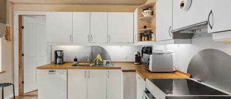 Fridge, stovetop, dishwasher, coffee/tea maker