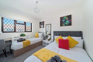 3 bedrooms, iron/ironing board, WiFi, bed sheets - IMMACULATe Home Near Central London (Grays)