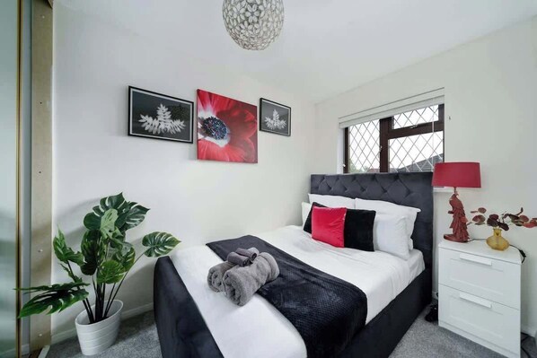 3 bedrooms, iron/ironing board, WiFi, bed sheets - IMMACULATe Home Near Central London (Grays)