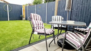Outdoor dining - IMMACULATe Home Near Central London (Grays)