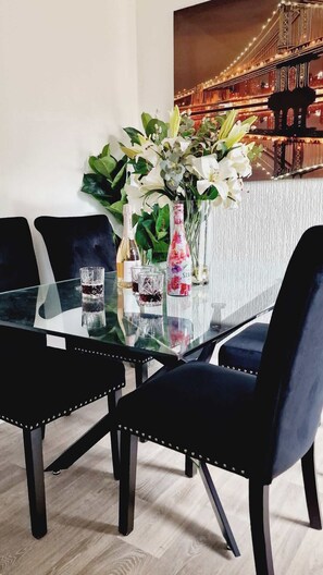 Dining - IMMACULATe Home Near Central London (Grays)