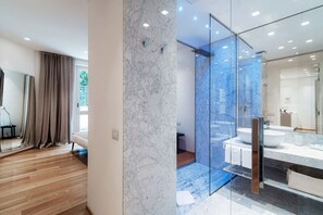 Douche, sèche-cheveux, bidet, serviettes fournies