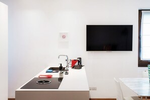 Een koelkast, een microgolfoven, een oven, een vaatwasser