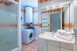 Shower, free toiletries, hair dryer, towels