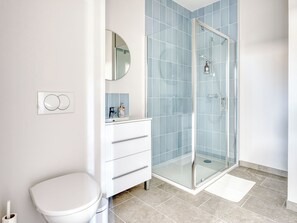 シャワー、ヘアドライヤー、タオル