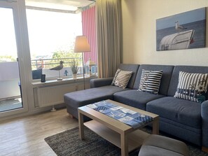 Una televisión, una mesa de tenis de mesa, un reproductor estéreo