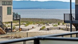 Un edificio moderno con vista a un lago y montañas.