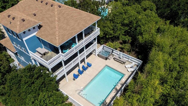 Un immeuble de deux étages doté d’une terrasse sur le toit, d’une piscine et d’un jacuzzi.