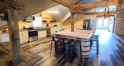 Coyote Moon Ranch 4-bed condo barn dominium style borders Forest & Laurel Lake