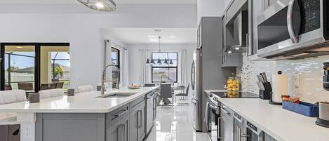 Refrigerador, microondas, horno, placa de cocina