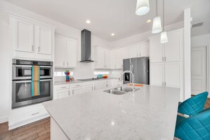 Fridge, microwave, oven, stovetop - Charming Retreat | 5BR, 5 Bath Cozy Oasis w/ Private Pool, Arcade, and Themed Kids' Room Near Disney (Kissimmee)