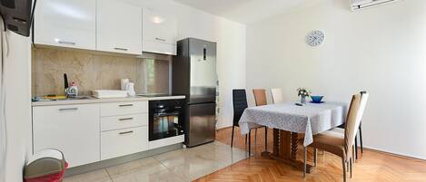 Fridge, oven, stovetop, cookware/dishes/utensils