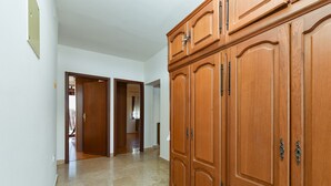 A hallway with a large wooden wardrobe and a door leading to another room. - Apartment 2362/116995 (Istria - Rovinj), 800m from the beach (Rovinj)
