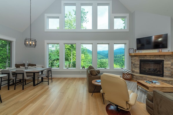Una Smart TV, una chimenea