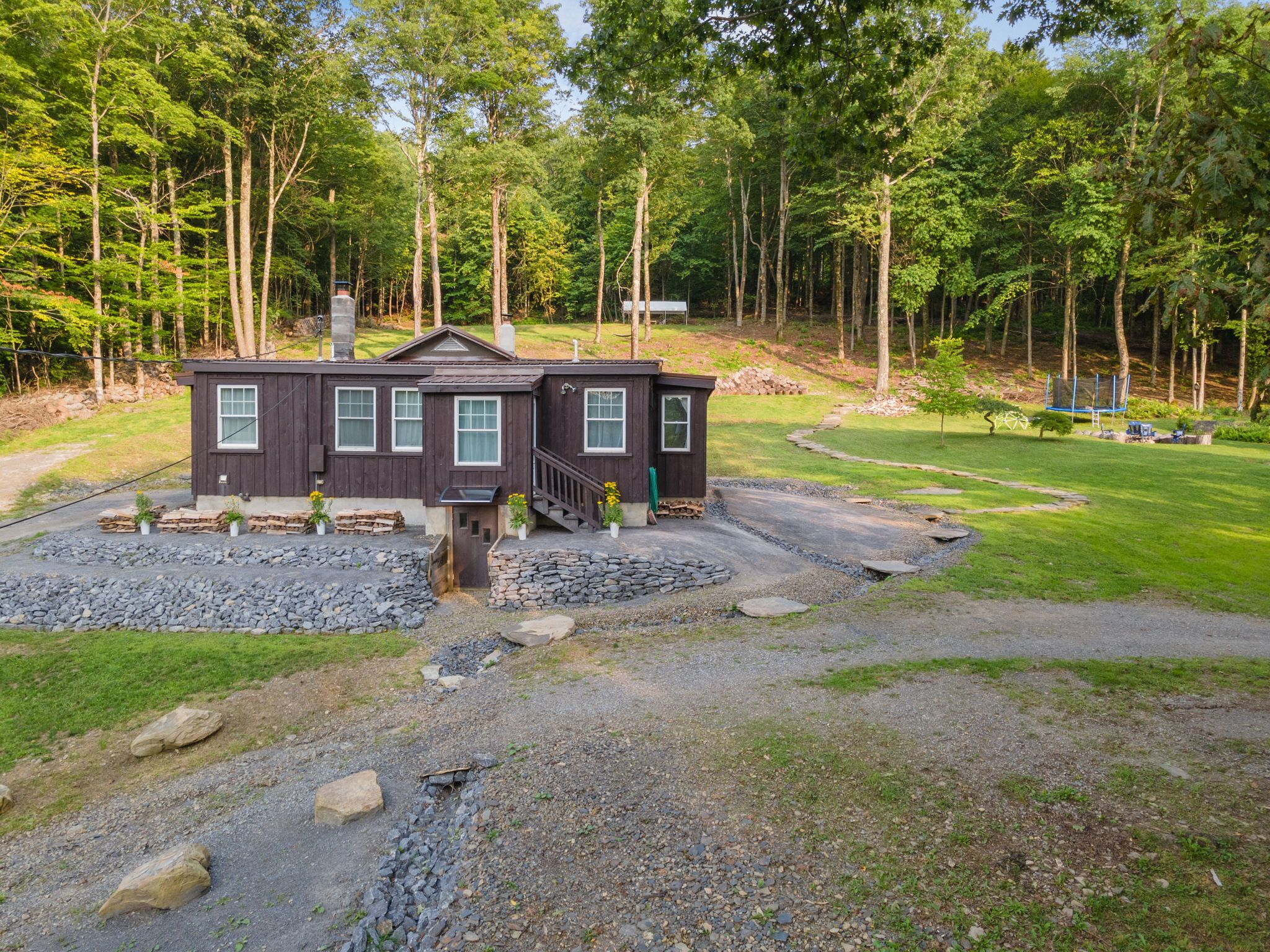 Serene 4-bedroom chalet in Summit at 2100 feet elevation with mountain views