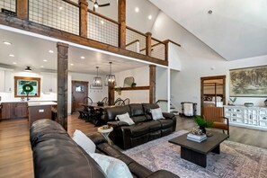 Smart-TV, Kamin, Tischtennisplatte, Arbeitsbereiche