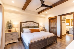 5 bedrooms, iron/ironing board, WiFi, bed sheets