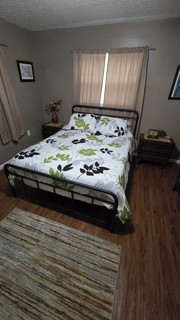 3 bedrooms, desk, iron/ironing board, free WiFi - Fenced backyard, pet friendly, 3/2 fits 8 people, can see Halls river from house (Homosassa)