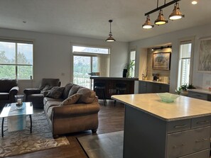 Living area - Shannon Ridge Mountain View Home (West Kelowna)