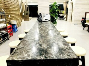 デラックス ダブルルーム シティビュー | リビング エリア